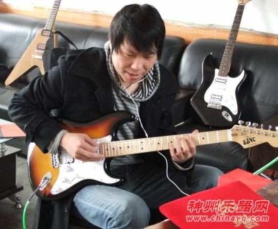 吉他手姚琳 试音雅特吉他