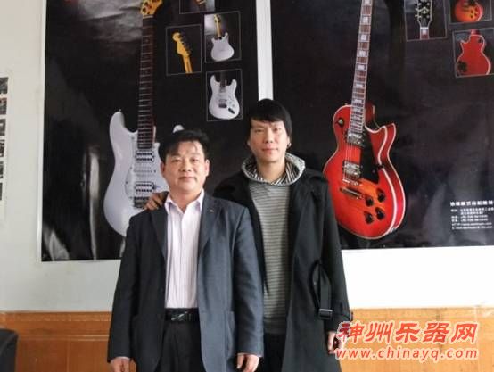 雅特乐器赵卫国总经理(左)与吉他手姚琳(右)