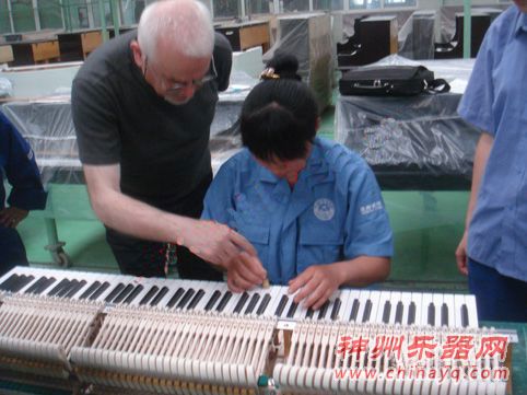 两位技师不辞辛苦在生产一线与星海技术人员进行探讨,并现场指导三角琴厂员工进行操作。