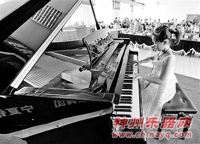 一位选手正在参加专业组钢琴演奏