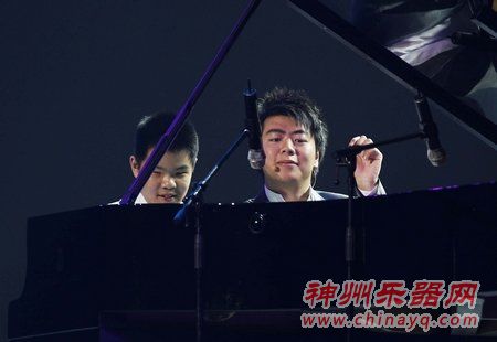 郎朗与盲童共奏钢琴曲 演奏《生日歌》