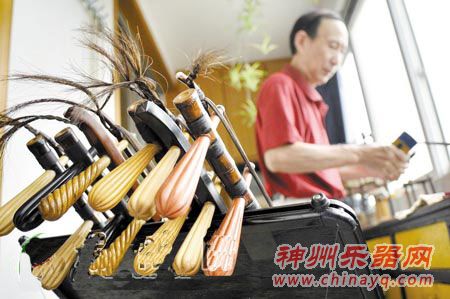 老陈终于让自己“退休”了,可乐迷们拿着“家伙”摸到他家里。无奈,他又重操旧业