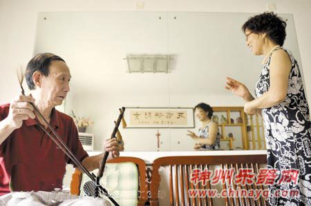 跟老伴儿合作唱上两段