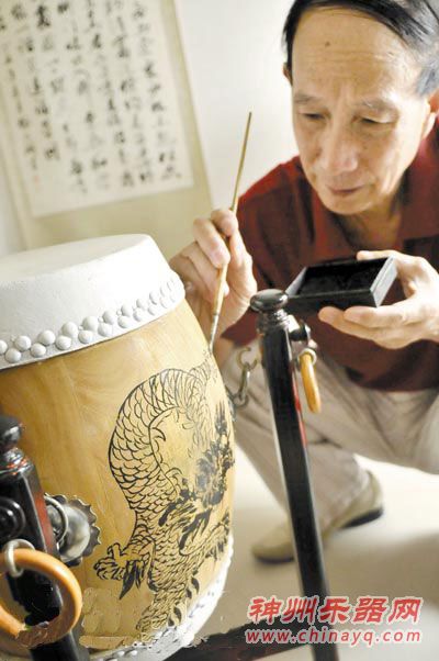 闲暇时做了一面鼓,还精心绘上图案