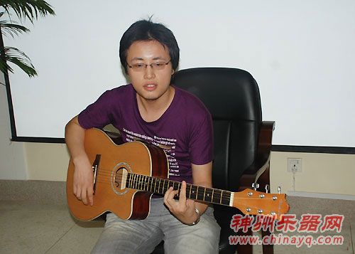 “华丽外套”乐队吉他手已颇具明星范儿