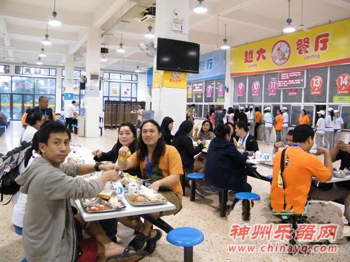 菲律宾团演唱很独特:用竹子做乐器伴奏