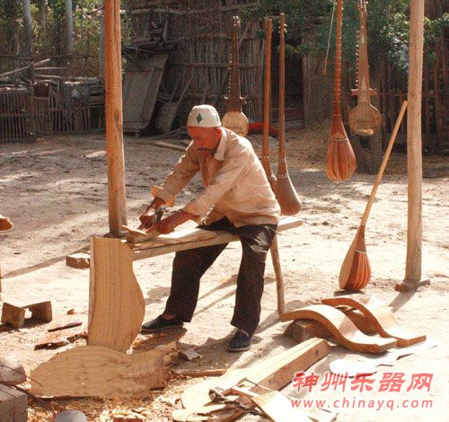 莎车刀郞木卡姆“卡龙”乐器制作传承人