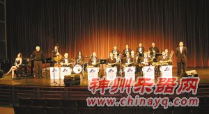 美国UA爵士乐团在深演奏