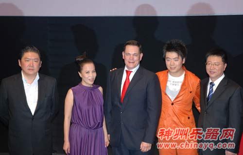 第三届奥迪夏季音乐周正式启动众人合影(左起:余隆、朱哲琴、唐迈、郎朗、张晓军)