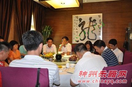 珠江董事长王润培视察北京珠江钢琴公司