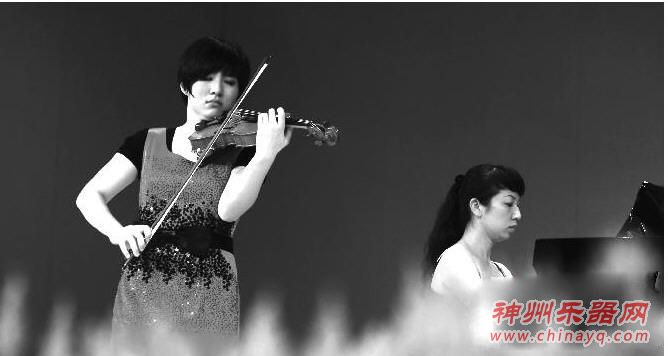 东莞女孩上演小提琴秀