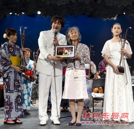 山田老人园内“追星” 爱上中国二胡演奏