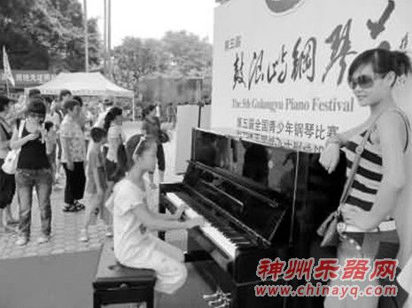 街头钢琴大家可以随意弹奏博兰斯勒立式钢琴,充分体现“钢琴之岛”的亲和力