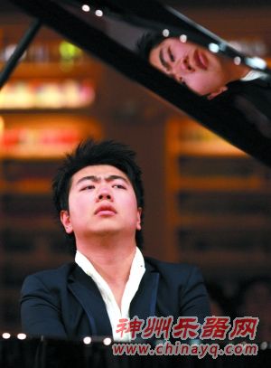 8月23日“琴声郎朗·维也纳音乐会全球首发北京见面会”,郎朗现场演奏