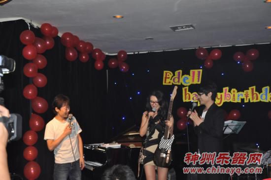 朝代传媒为爱戴庆生 董事长谢军赠吉他