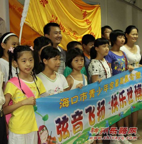 市青少年宫小提琴学员赴上海表演庆世博