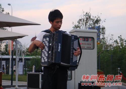 广场艺术节青春手风琴