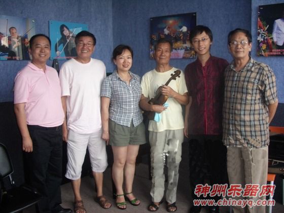严涛(中)与湛江小提琴同行合影