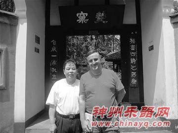 为听四川扬琴 法国男子打“飞的”来蓉