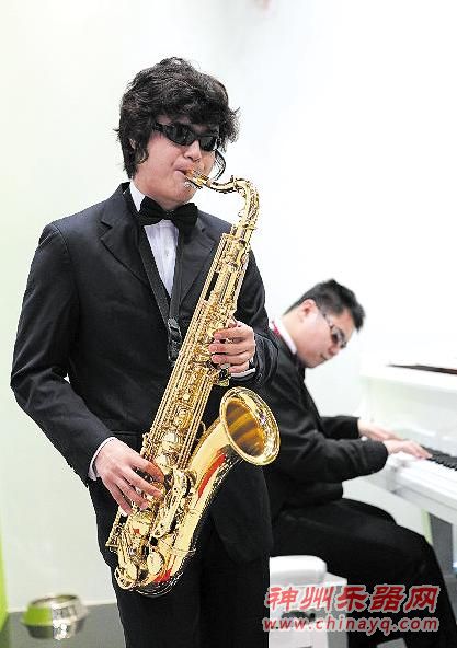大连盲人小伙世博会吹响萨克斯