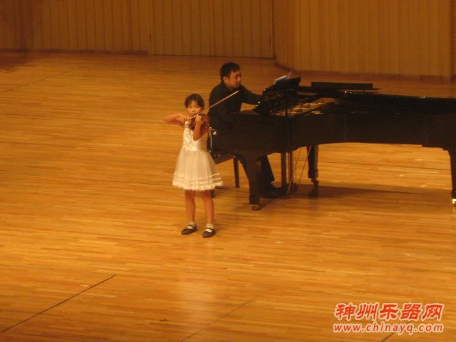 现场小朋友投入表演