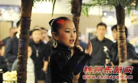 黄豆豆在火锅店舞台上跳舞