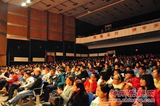 两层礼堂坐无虚座，只为法丽达巡演盛会