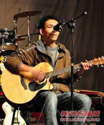吉他手李强一首新疆民族歌曲用法丽达MR-06CE弹奏起来魅力无限