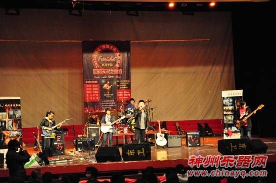  东卫琴行学生乐队成员李树、刘建伟、王正鹏、刘曼琪加入法丽达电吉他DK-16PBL 、FLP-30VW演出更臻完美