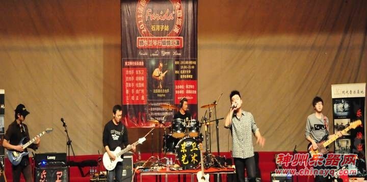 主音张东卫、节奏胡晓檬、架子鼓曲广利和主唱孟晨可是东卫琴行的主力乐队喔