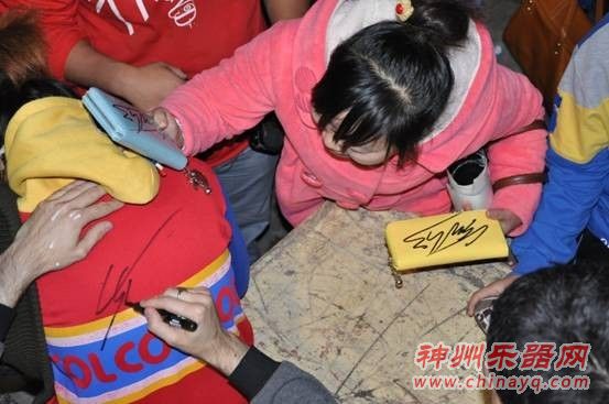 情至深处，衣服、钱包、手机都是偶像Inophis的签名笔迹