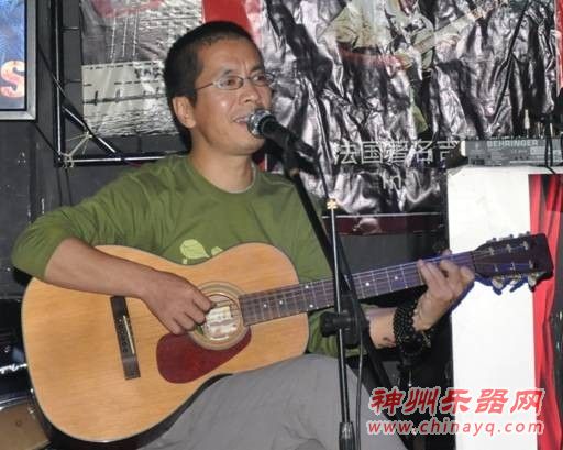 阿健老师抱着法丽达复古民谣M-2深情演唱