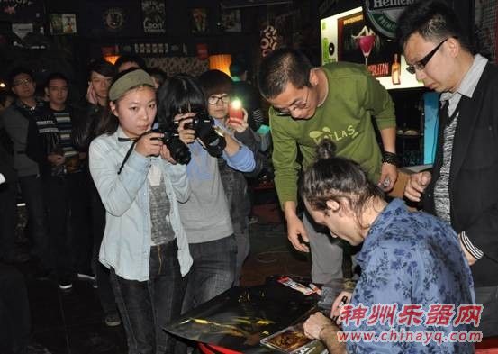 这么近的距离用那么长的镜头，多可爱的乐迷!