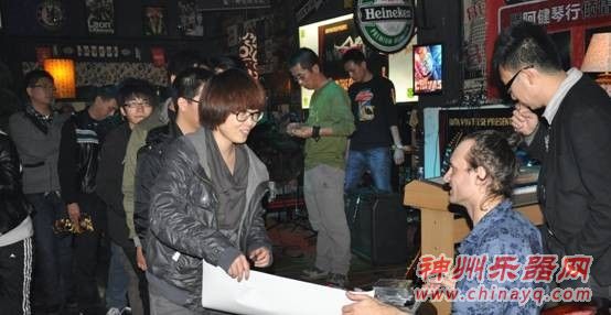 乐迷排队领取Inophis签名海报