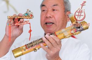 天津七旬大爷钟爱钻研笛子