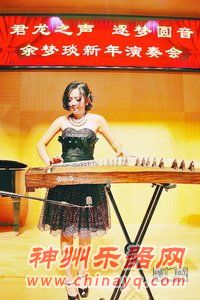“90后“厦门女孩用多种乐器“混搭“演绎古筝名曲