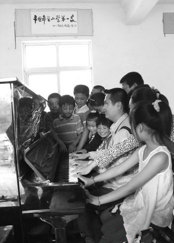 好心人捐赠钢琴 老师教不了多数孩子没见过