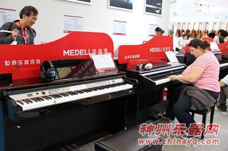 上海乐器展上的美得理钢琴