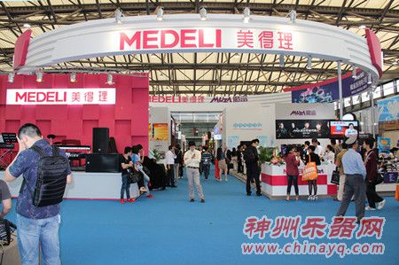 上海乐器展上的美得理钢琴