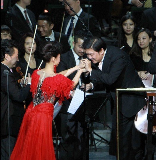 红流苏裙献唱新年音乐会携手中国爱乐乐团齐聚大连