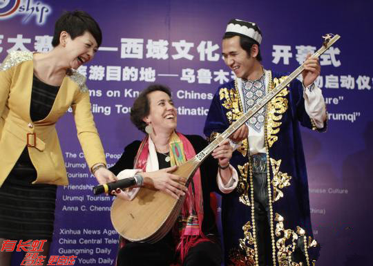 驻华使节学习新疆民族乐器