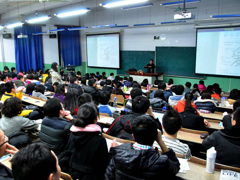 学习音乐要摸乐器 打开心灵感动生命