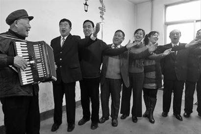 78岁老人用音乐传染给每个人幸福快乐