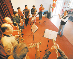 天津老年萨克斯乐队“闪耀”社区