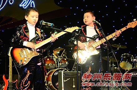 红领巾乐队吉他手陈禹霖(左),贝斯手徐楚迪(右),鼓手富豪(后)共奏《星猫传奇》