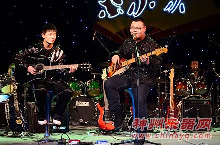 王福顺的D-21CE吉他,马春雨的FJB-20 3TS贝斯和鼓手隋海瑞共同演绎《那就这样吧》