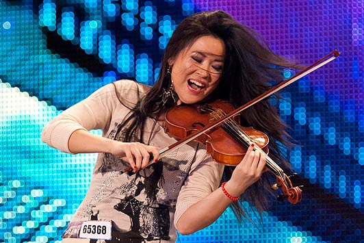 中国小提琴家裸体出镜 用小提琴双手遮三点