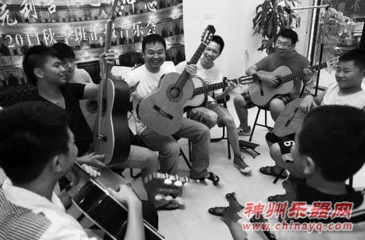 元利艺术中心刮起吉他风 师生携古典吉他来耍酷