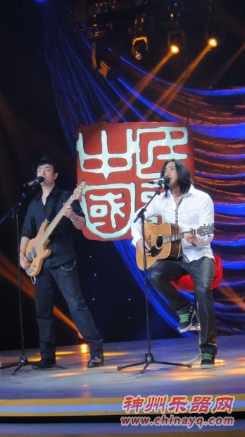 艾克拜尔献唱《民歌中国》   教主持人走猫步