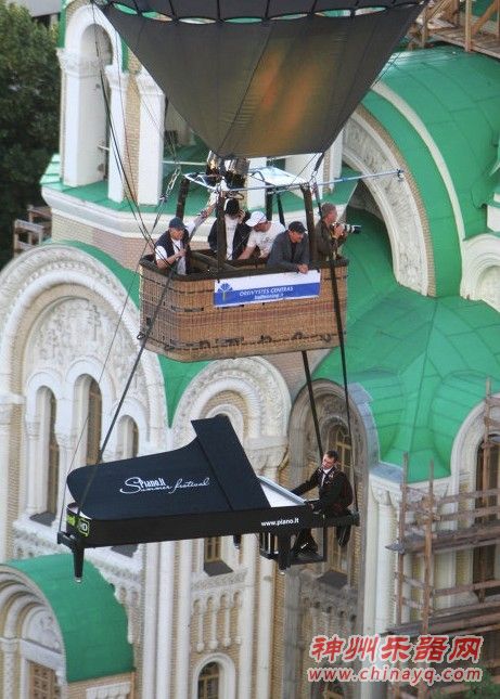 立陶宛上空惊现“会飞的钢琴”（图）